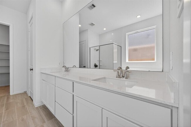 Building Photo - 32006 Medallion Oaks Trl