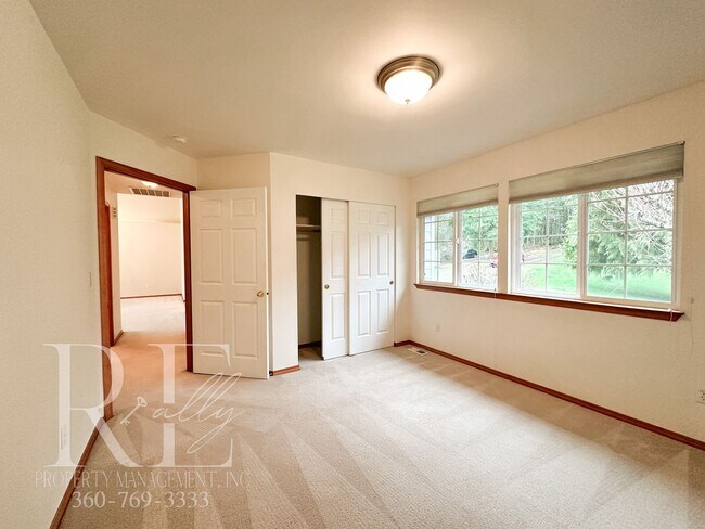 Building Photo - Fantastic Private Lakefront Rambler
