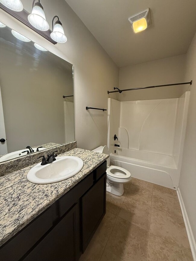 Building Photo - 3 BEDROOM IN FABULOUS NEIGHBORHOOD!
