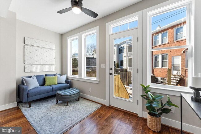 Building Photo - 705 Kentucky Ave SE