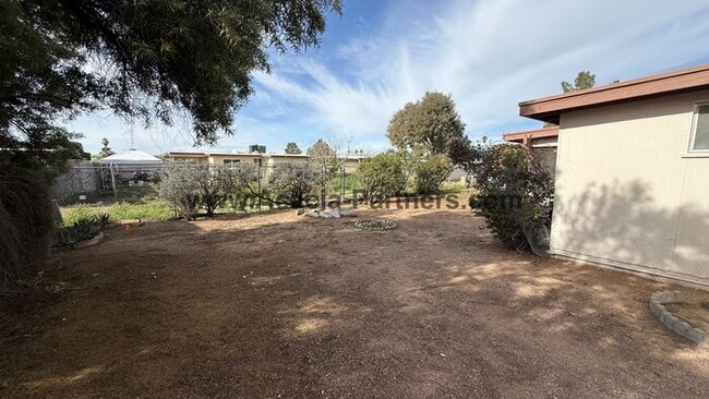 Building Photo - Eastside 3 Bedroom 2 Bath