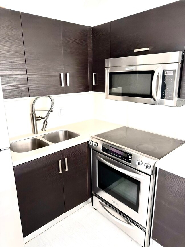 Building Photo - 319 Newport V