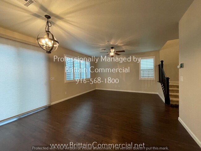 Building Photo - Gorgeous and Spacious 3 Bed 2.5 Bath Two-S...