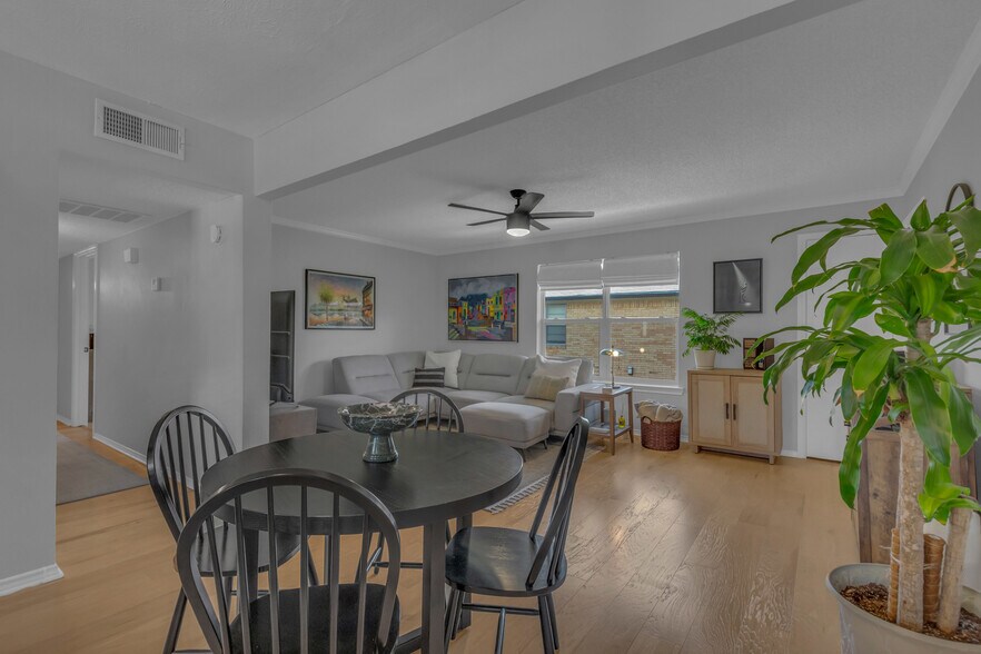 Building Photo - 5829 Sandhurst Ln