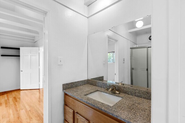 Building Photo - Spacious 4 BR 3 BA Home in Prime West L.A.