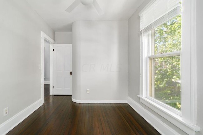 Building Photo - Adorable Brick Home in Italian Village!