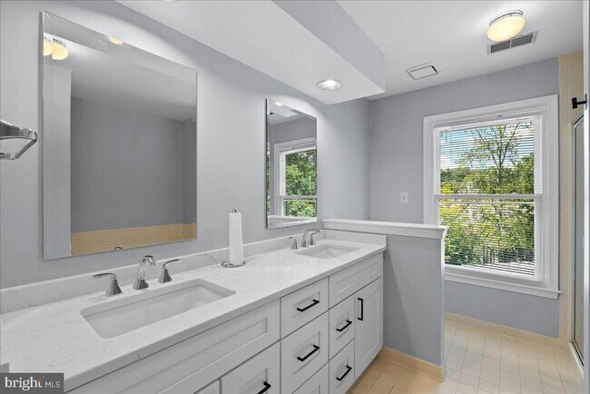 Building Photo - 8608 Oak Brook Ln