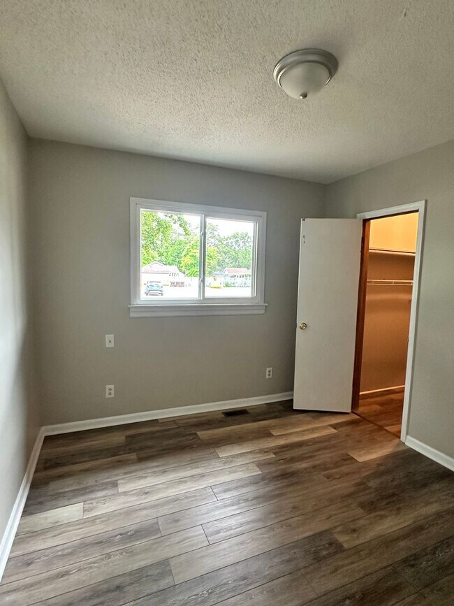 Building Photo - 810 W Country Club Dr