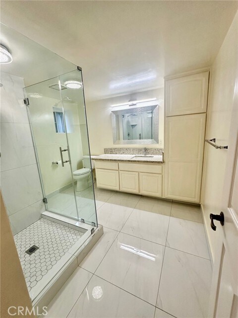 Building Photo - 2255 E Chevy Chase Dr