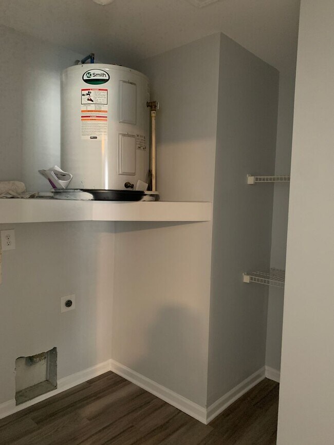 Building Photo - 3 Bedroom 2 Bath Renovated House Available Now on Park Avenue