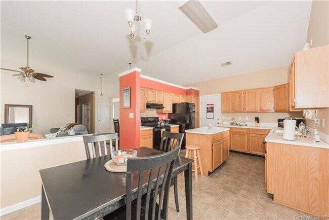 Building Photo - Spacious 4BR House in Charlotte
