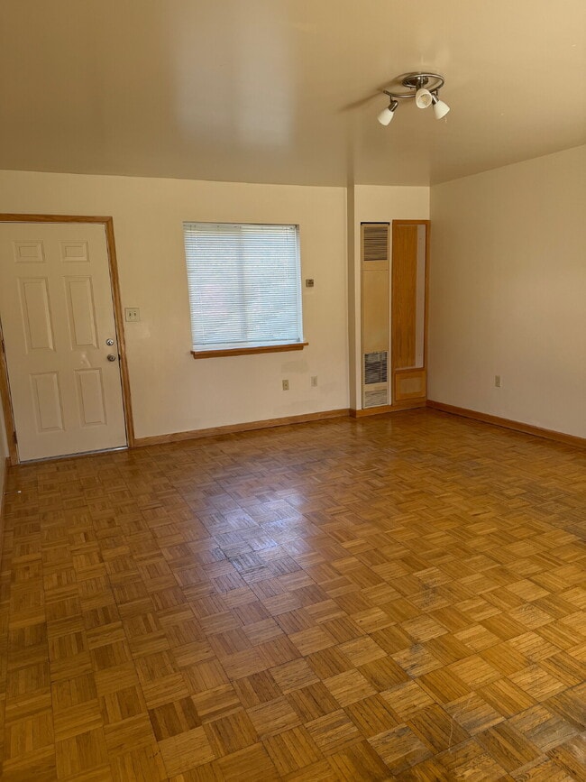 Building Photo - Ranch Style 3 bed, 1-1/2 bath Aurora Home Ready for Move In!