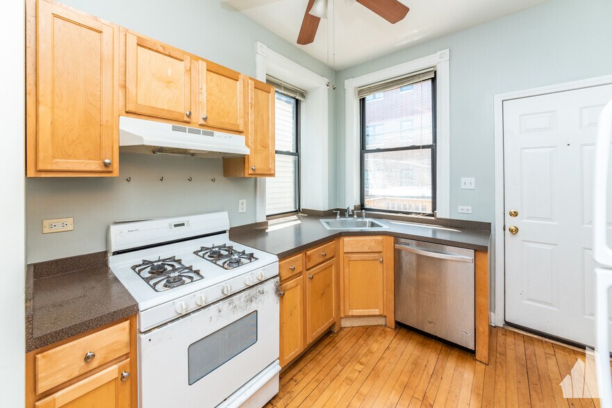 Building Photo - 907 W Addison St