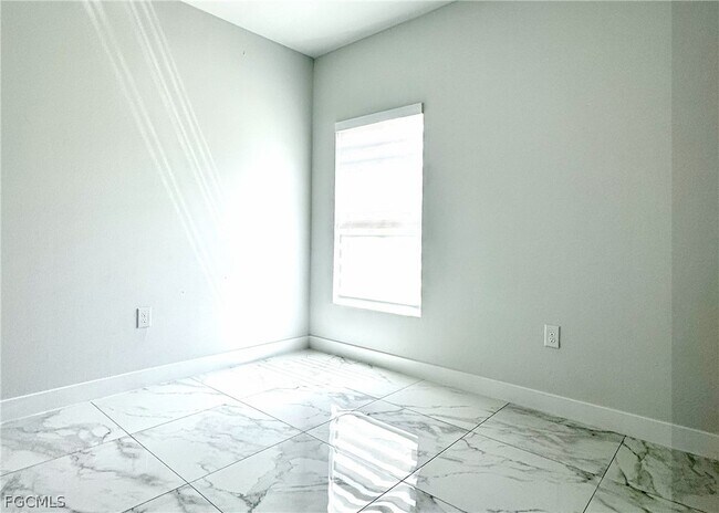 Building Photo - 825 Porter St E