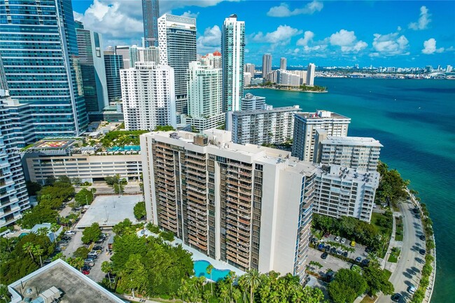 Building Photo - 1450 Brickell Bay Dr