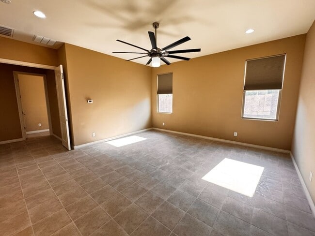 Building Photo - 4 Bedroom + den energy efficient Hamilton High