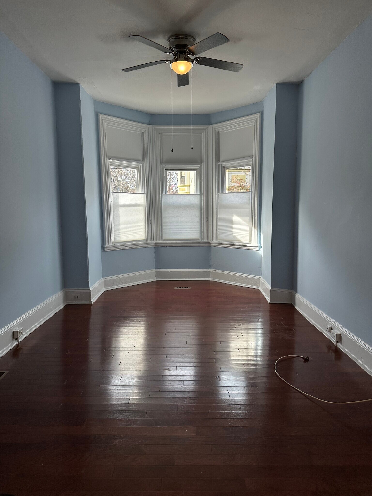 Large Living Space with 10’ Ceiling - 751 S 22nd St