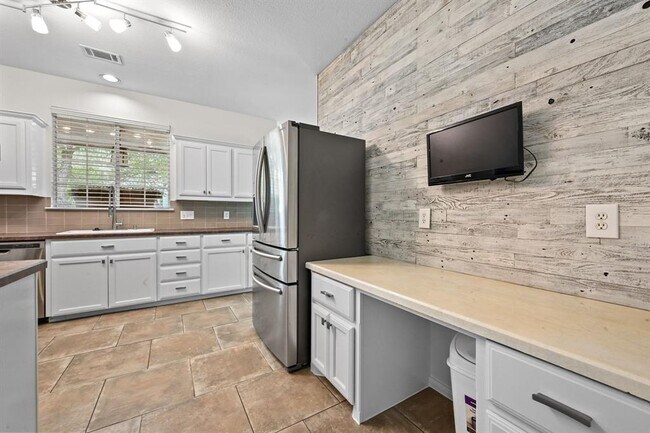 Building Photo - 201 Comanche Camp