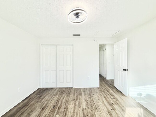 Building Photo - 11705 North Dr