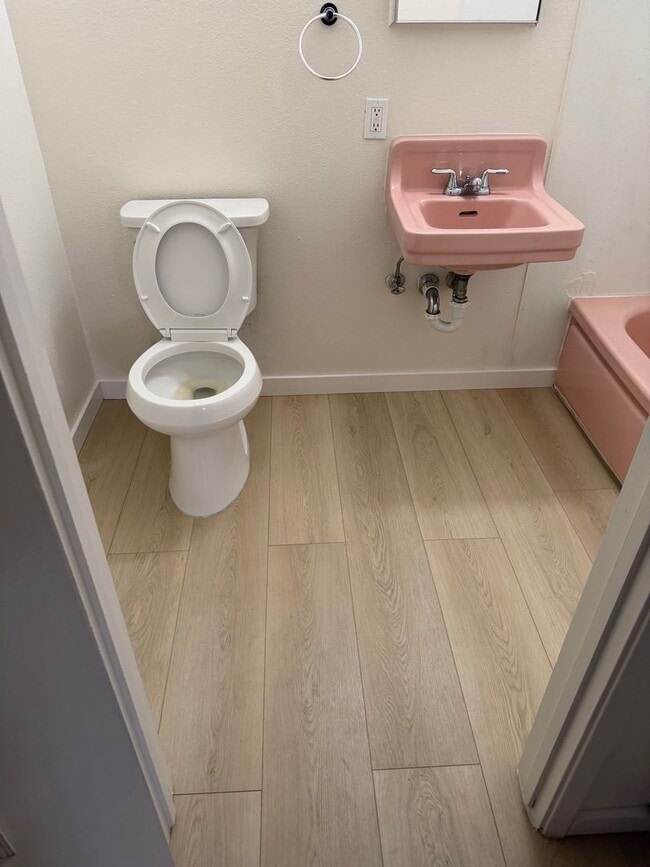 Building Photo - Cozy 2-Bedroom Downtown Sacramento Unit- 2nd floor