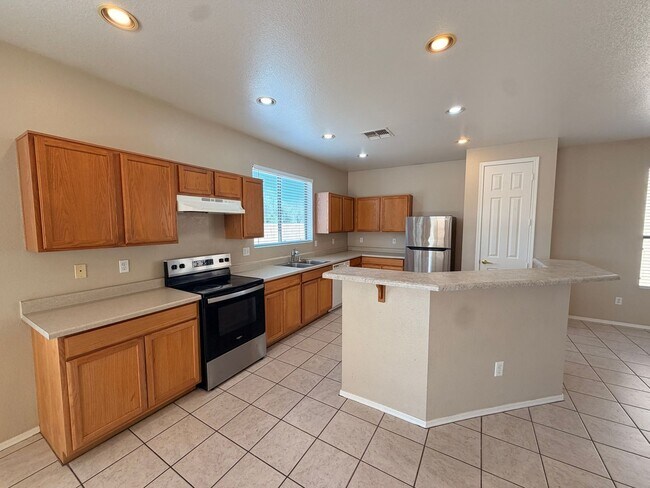Building Photo - Spacious 3 Bedroom Single Story Peoria With A 3 Car Garage