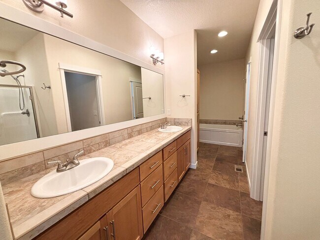 Building Photo - Charming 2BD 2BA Home In Beaverton!!