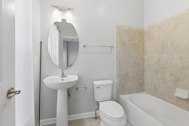 Building Photo - Amazing 4 BR/3.5 BA Townhome in Riverdale!