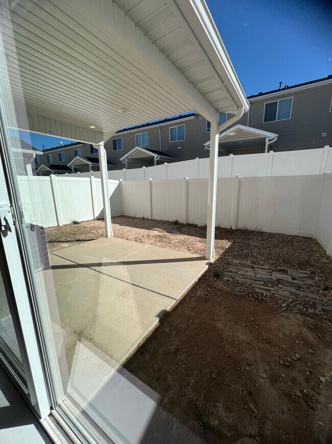 Building Photo - 3 Bed/2 Bath Townhome Available Soon!!