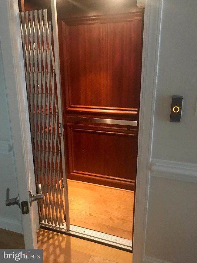 Primary Photo - 227 Mill St