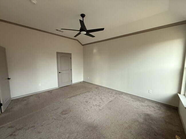 Building Photo - 8626 La Jolla Dr