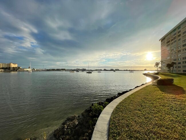 Building Photo - 4750 Cove Cir