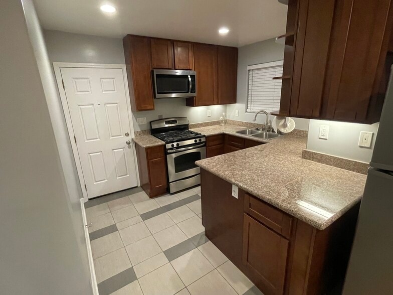 Kitchen view B - 4844 Daisy St