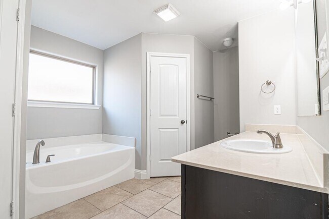 Building Photo - 705 E 96th St