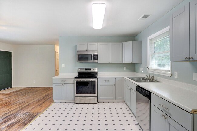 Building Photo - Nice Three Bedroom Single Family - Fenced ...