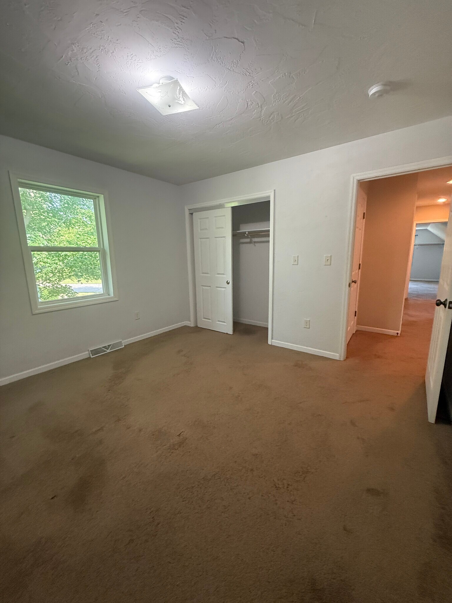 Building Photo - 527 W Harper St