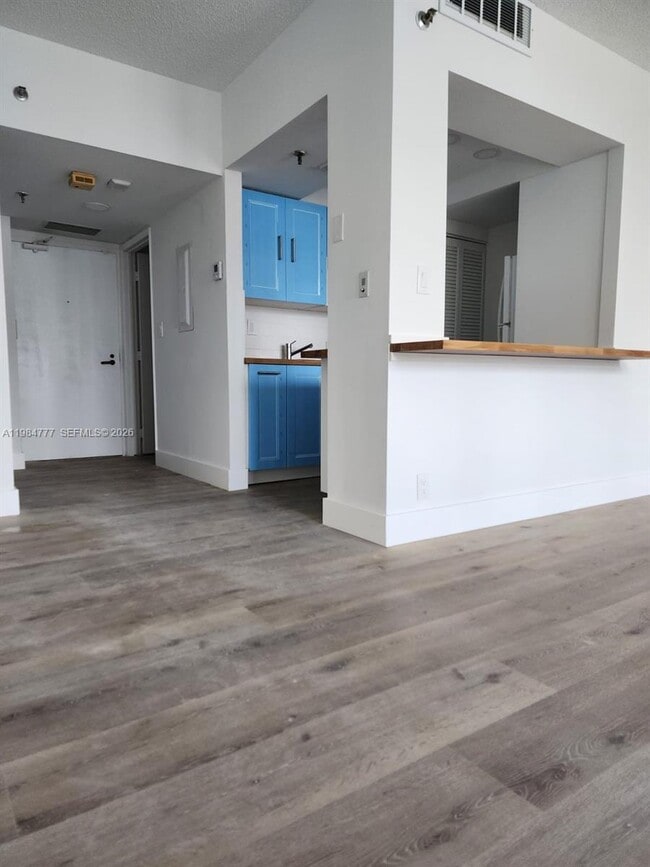 Building Photo - 520 Brickell Key Dr