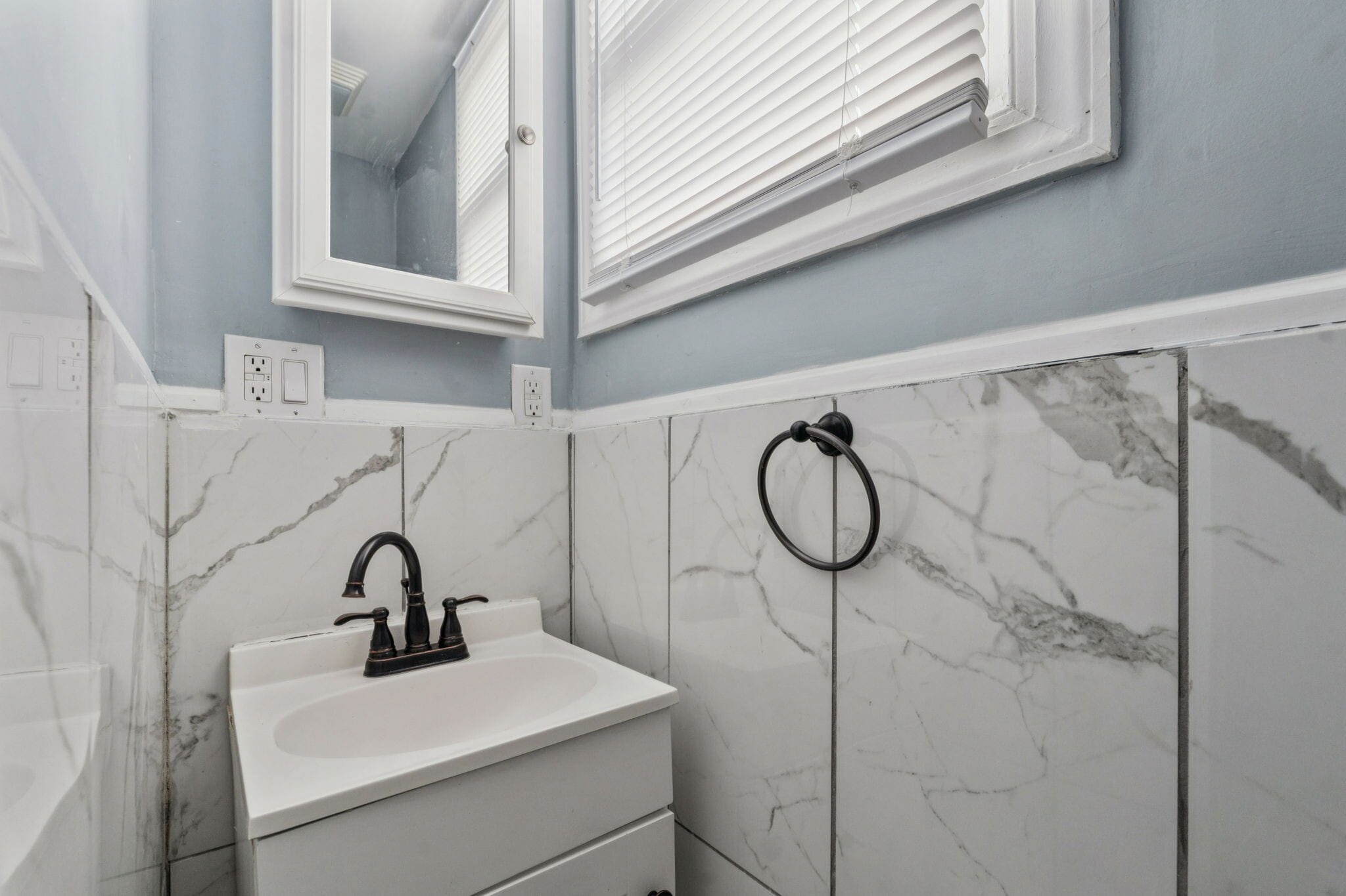 Full bathroom - 2537 E Ann St