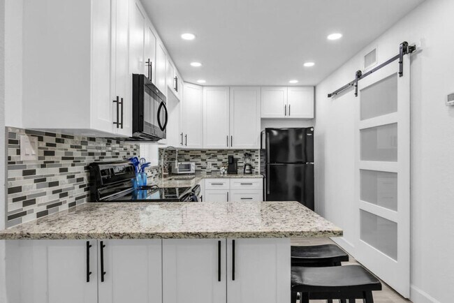 Building Photo - 2362 Pineapple Ave