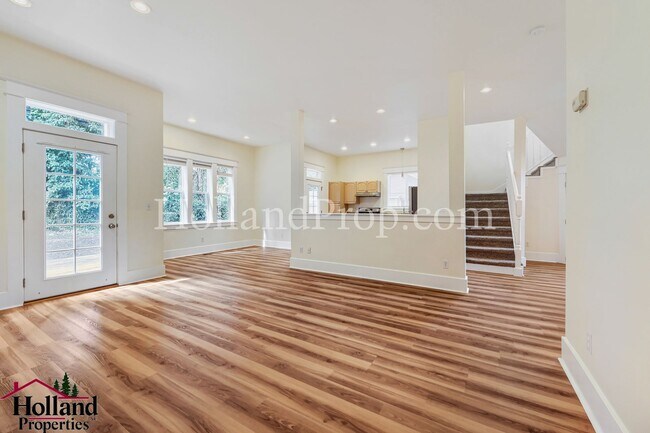 Building Photo - Great, Spacious & Inviting Home in the Heart of Milwaukie! Move-in Special DISCOUNT of $200!!!