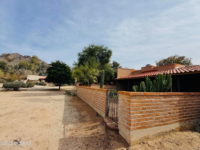 Building Photo - 8449 N Vía Tioga