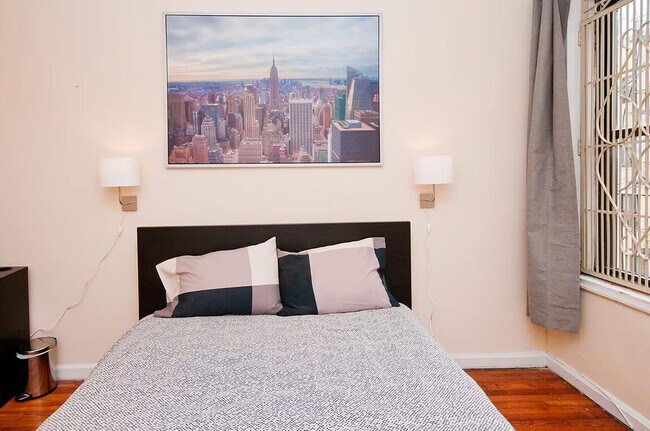 Building Photo - 236 E 80th St