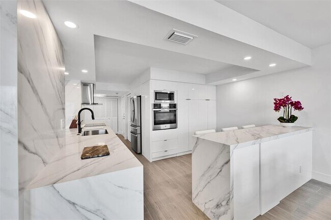 Primary Photo - 5100 N Ocean Blvd