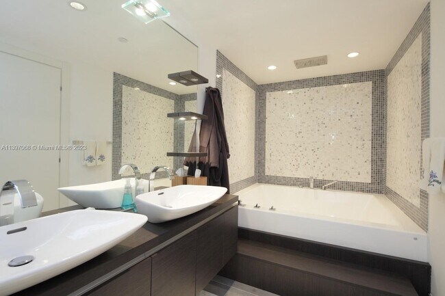 Building Photo - 200 S Biscayne Blvd