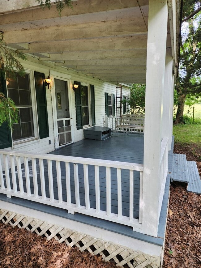 Building Photo - Charming Farm Cottage in Chatham, IL!