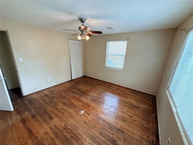 Building Photo - 1759 Temple Terrace S