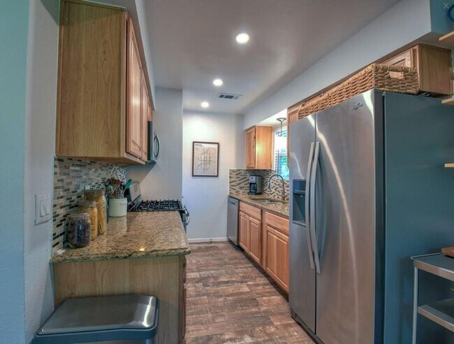 Building Photo - 6605 Clubway Ln