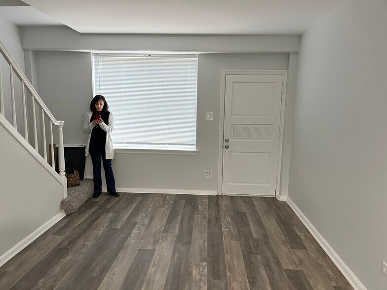 Livingroom - 585 E Parkway S