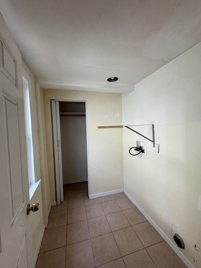 Building Photo - Downtown, 2 bedroom cottage