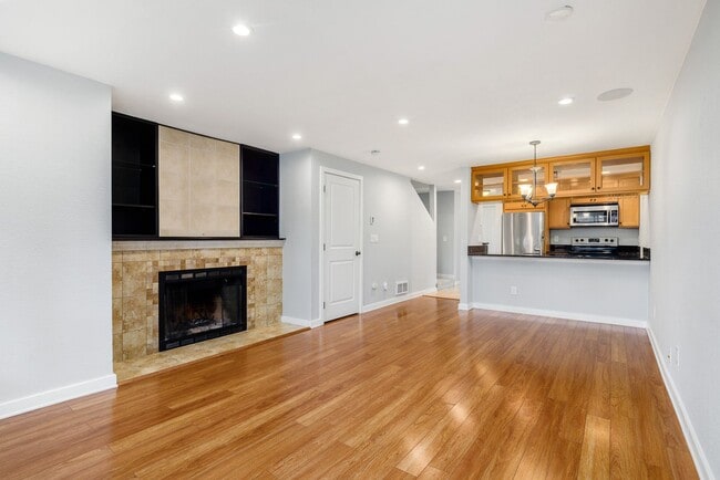 Building Photo - 2 Bedroom 2.5 Bath Townhouse Kirkland