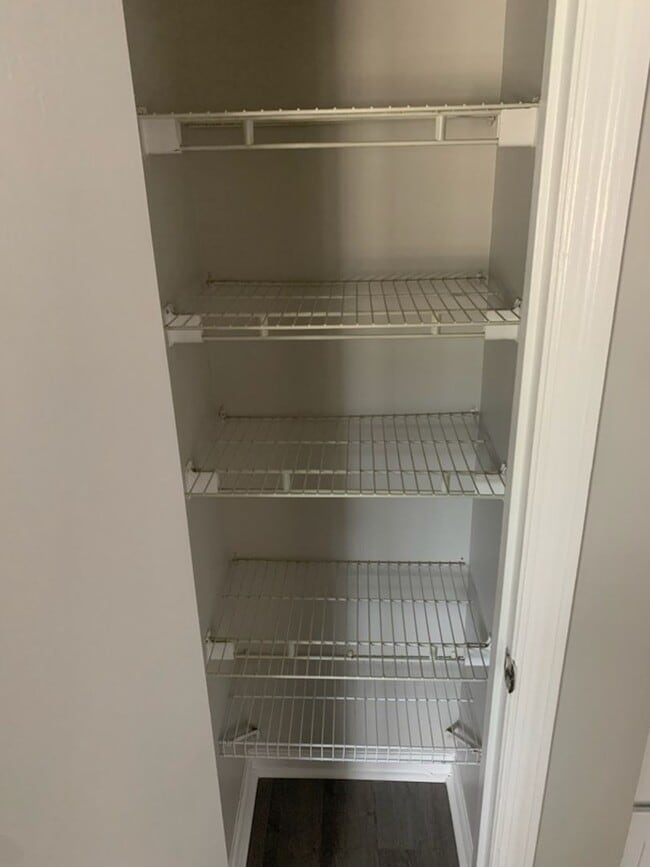 Building Photo - This charming 3-bed, 2.5-bath townhome is available for rent.